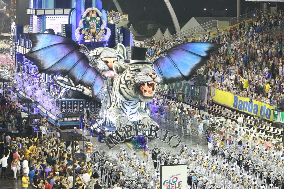 Carro abre-alas da Imperio de Casa Verde desfila no Anhembi no carnaval 2019. Escola trouxe para a avenida o cinema — Foto: Ardilhes Moreira/G1