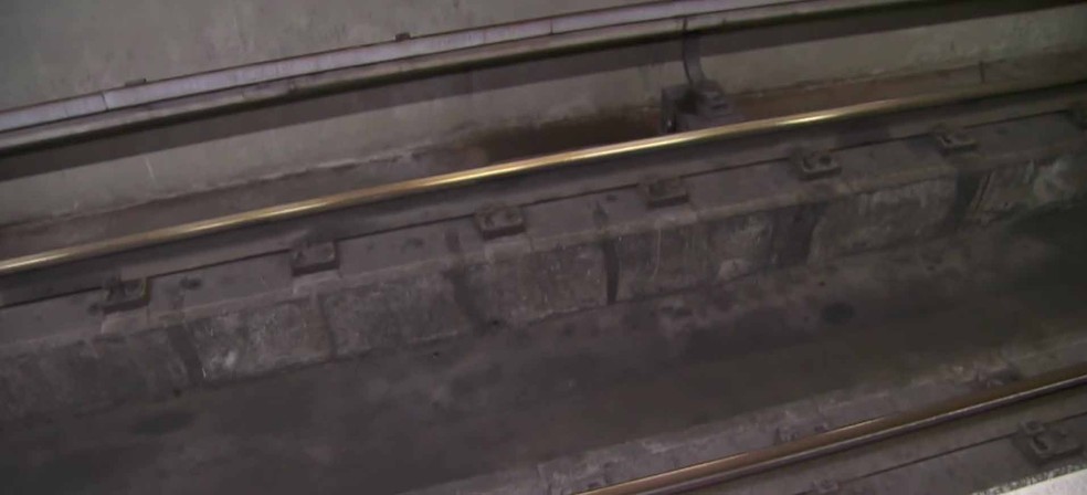 Por sorte, Jussara caiu no vão que fica entre os trilhos (Foto: Reprodução/TV Globo)