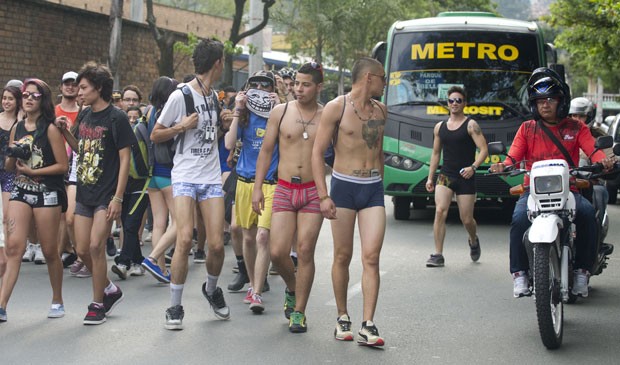 Colombianos promoveram dia sem calças no domingo (10) na cidade de Bello (Foto: Raul Arboleda/AFP)