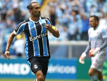 Grêmio muda tom, admite oferta por Barcos e avalia valores com cuidado