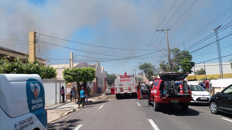Fumaça colocou vizinhança em alerta sobre incêndio na zona Norte de Marília (SP) — Foto: Vinícius Raymond/Arquivo pessoal