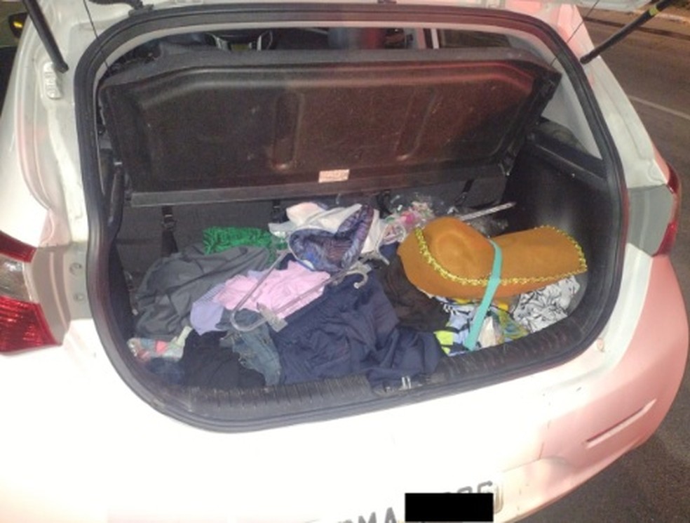 Objetos roubados foram localizados no porta-malas do carro roubado — Foto: PMCE