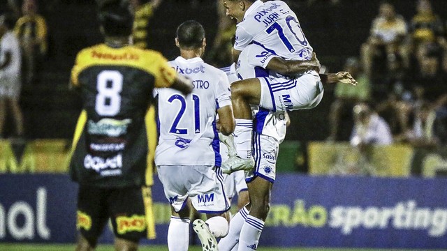Juan Christian e Pedro Castro comemoram gol de Willian Oliveira, do Cruzeiro