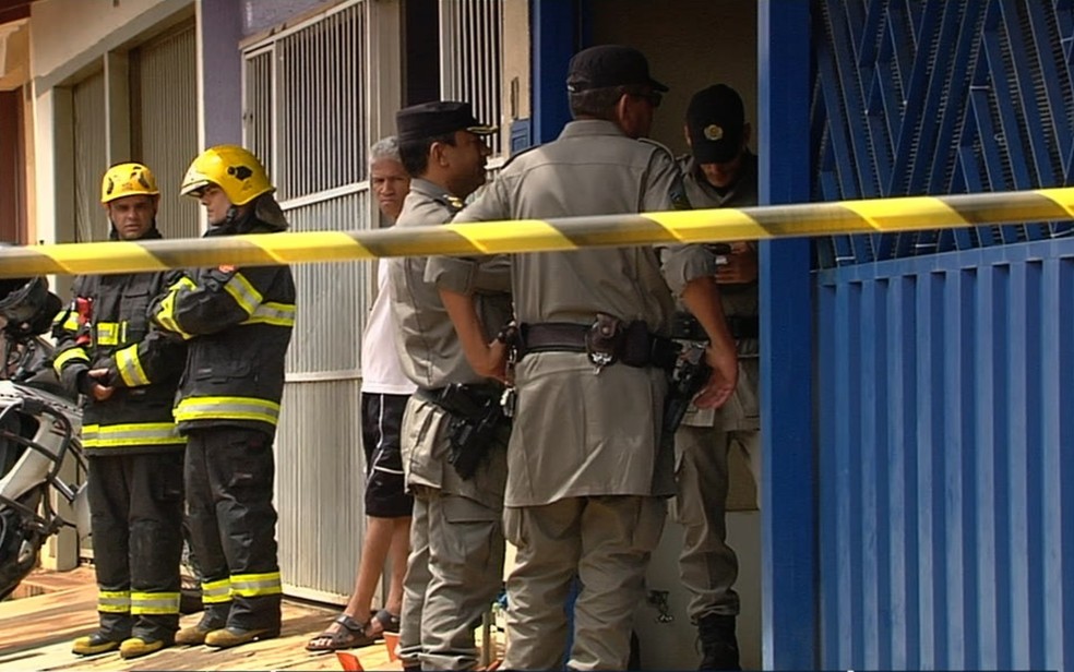 PM e bombeiros estiveram na residência para atender a ocorrência — Foto: TV Anhanguera/Reprodução