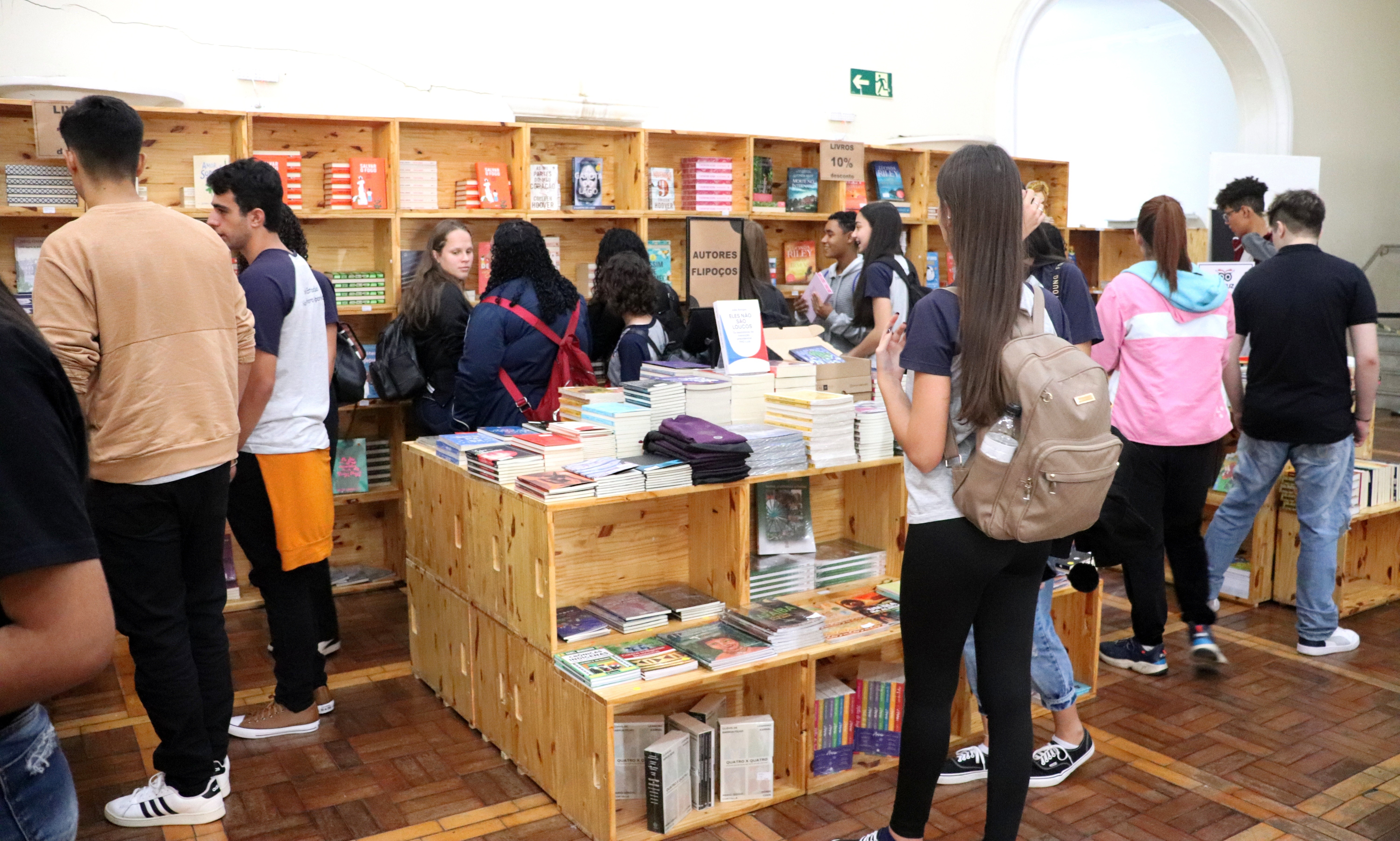 Sem feira do livro, Flipoços garante entretenimento com livraria exclusiva e área para conhecer autores