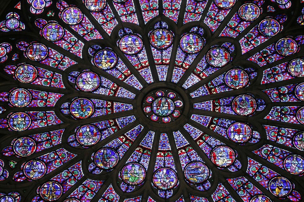 Foto de arquivo de novembro de 2012 mostra vitral do lado norte de Notre-Dame de Paris  â Foto: Patrick Kovarik / AFP