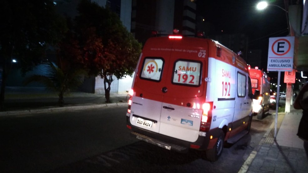 Ambulâncias foram usadas para transferir pacientes de UTI — Foto: Julianne Barreto/Inter TV Cabugi