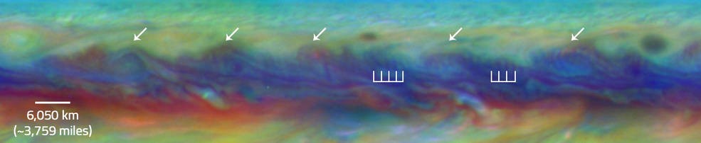 As setas apontam para ciclones se formando em Júpiter. As linhas verticais indicam ondas (Foto: NASA)