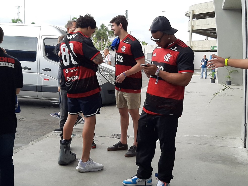 Jogadores dos Giants com a camisa do Flamengo no Maracanã — Foto: Felipe Schmidt