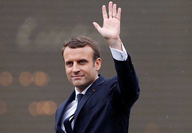 Emmanuel Macron acena após tomar posse como novo presidente na França em cerimônia no Champs Elysees  (Foto: François Lenoir/Reuters)
