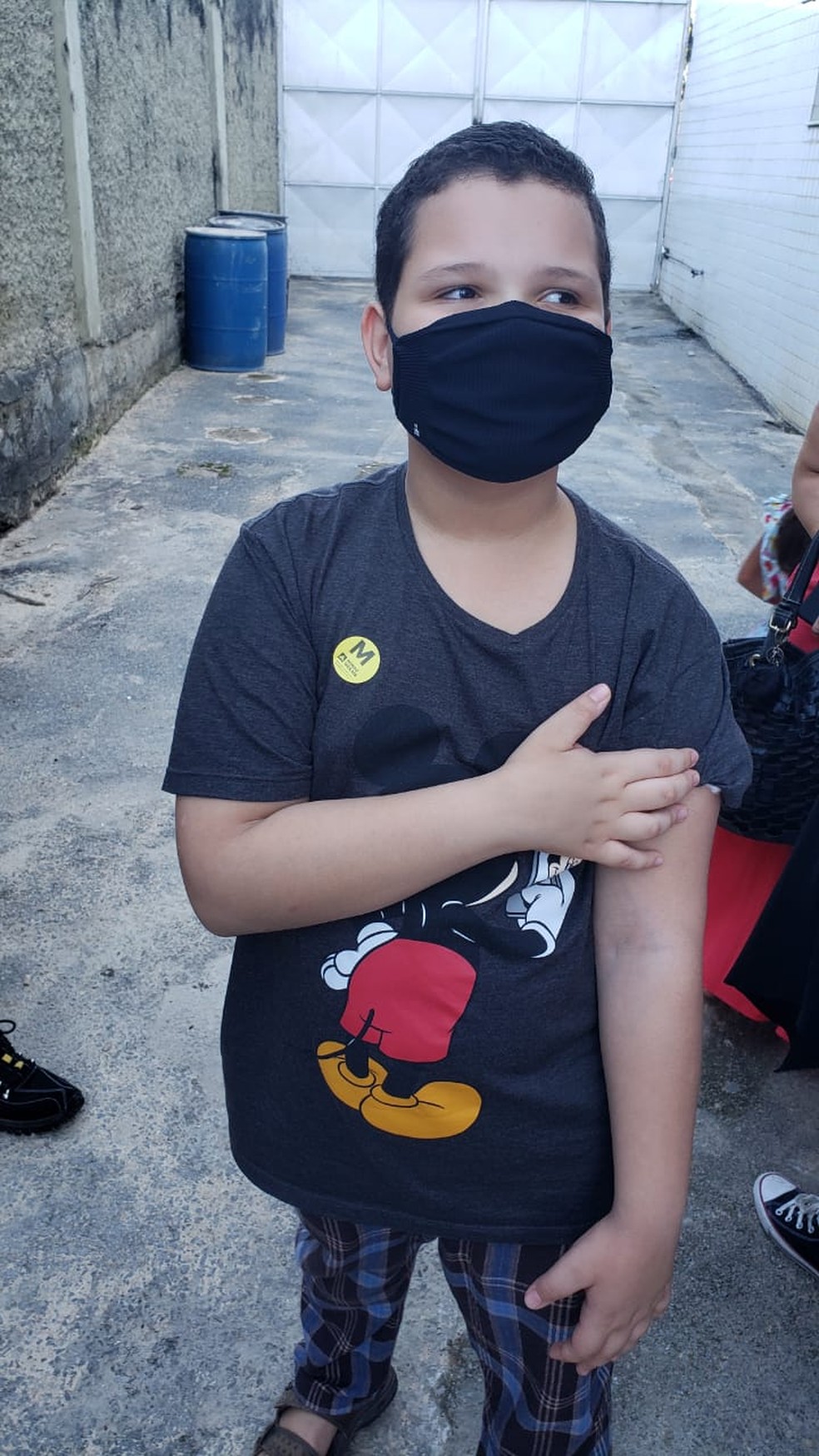 Miguel Bittencourt, 10 anos, é primeira criança mineira vacinada contra Covid — Foto: Magno Dantas/TV Globo