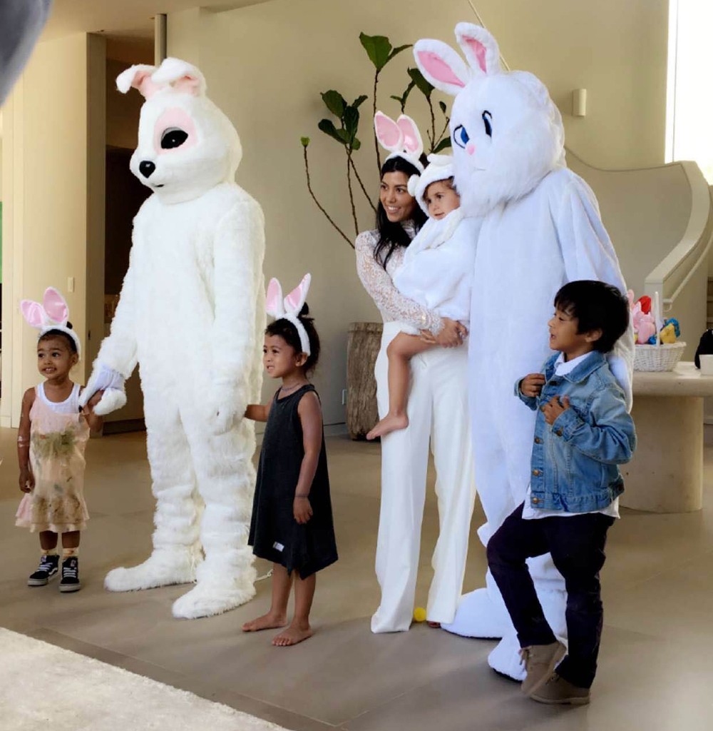 Kanye West e Tyga vestidos de coelhos com as crianças Kardashian (Foto: Reprodução/Instagram)