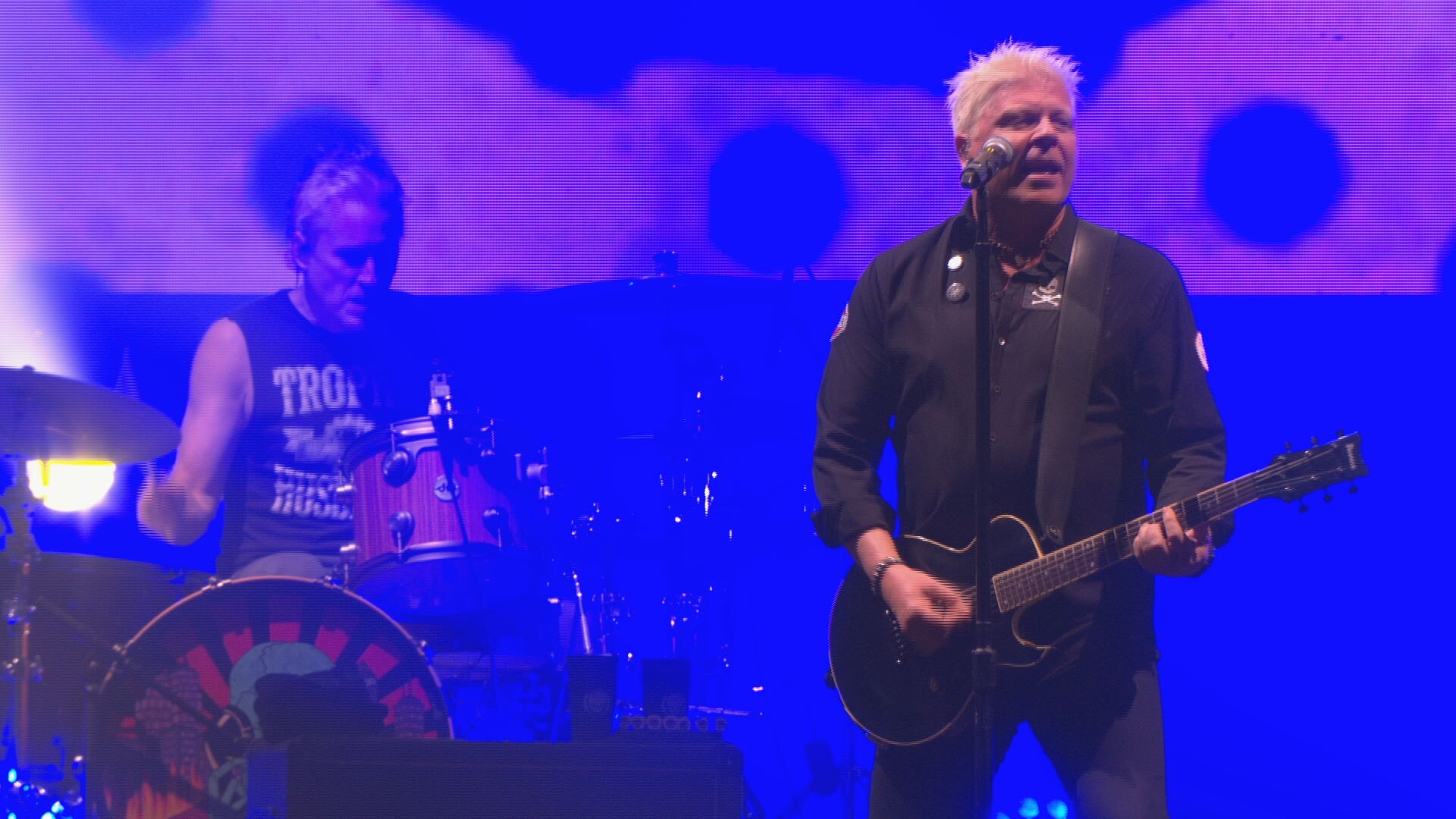 Offspring: vocalista rateia e guitarrista imita Queen com palavrão em coro no Rock in Rio
