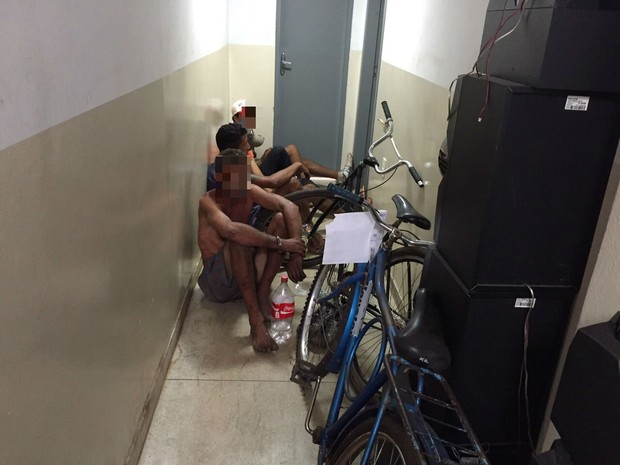 Por causa da superlotação da cela, presos ficam deitados no corredor de delegacia em Araguaína (Foto: Divulgação/ OAB-TO)