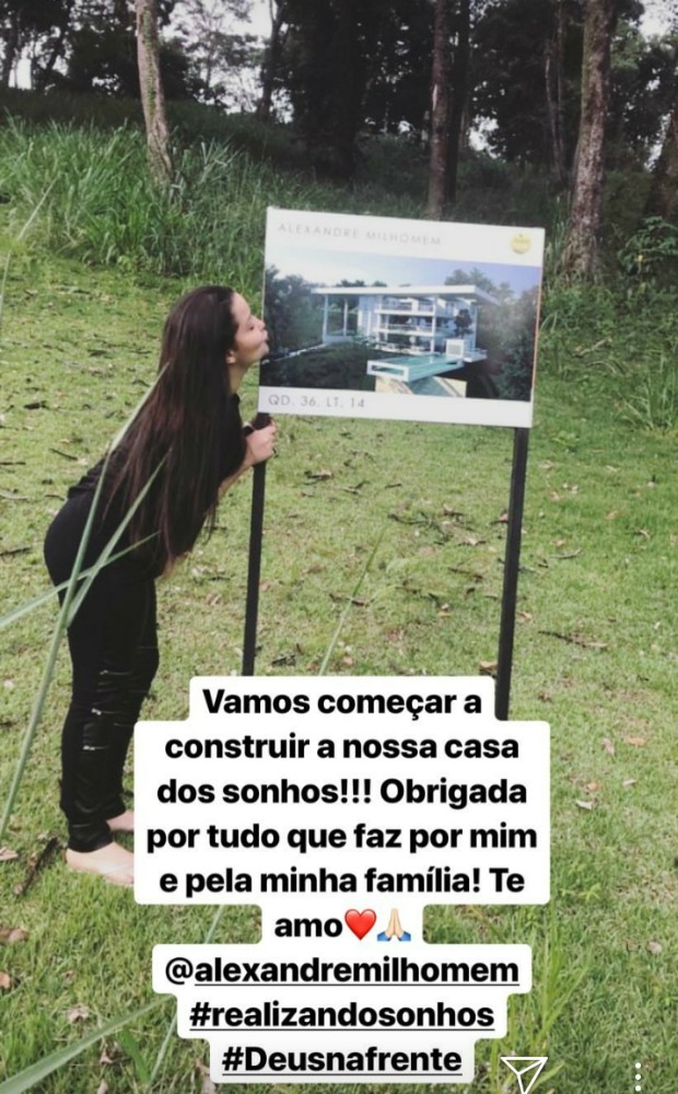 Maiara visita o local onde será construída sua casa nova (Foto: Reprodução Instagram)