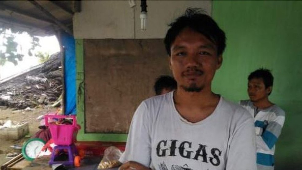 Dono de uma loja à beira da praia, Rudi Herdiansyah diz que foi derrubado pela parede de água (Crédito: Reprodução)