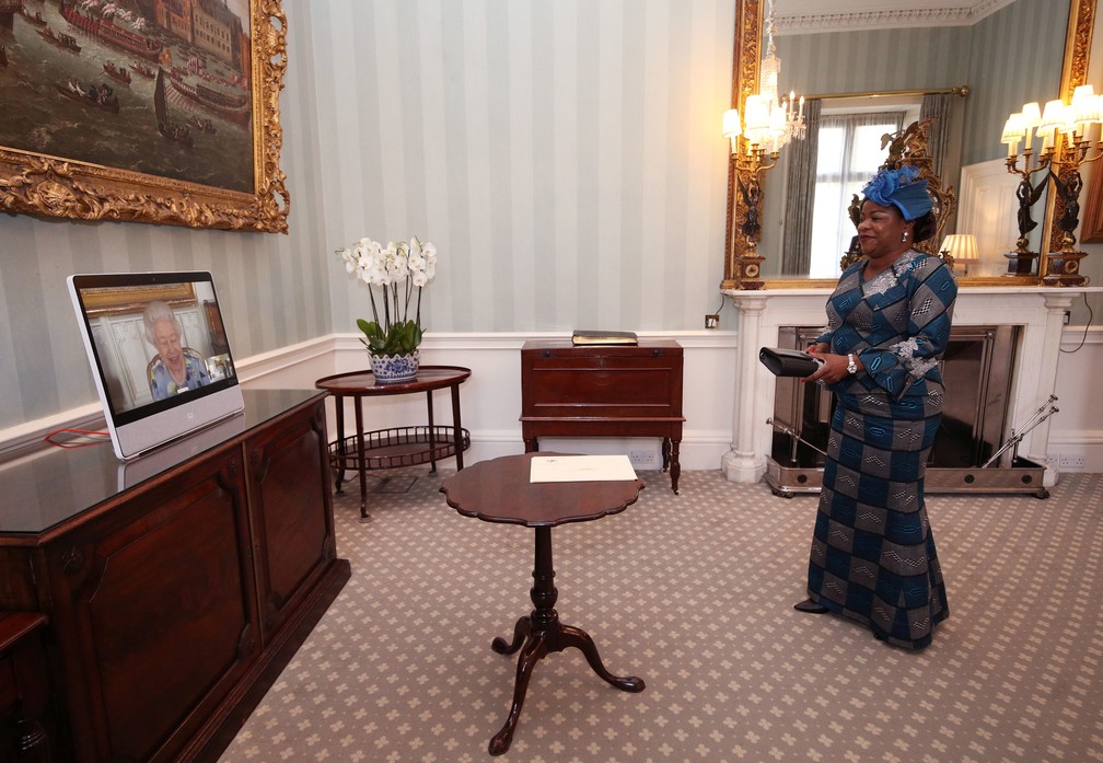 Sara Affoue Amani, embaixadora da Costa do Marfim no Reino Unido, apresenta credenciais à rainha Elizabeth II — Foto: Yui Mok/Pool/Reuters