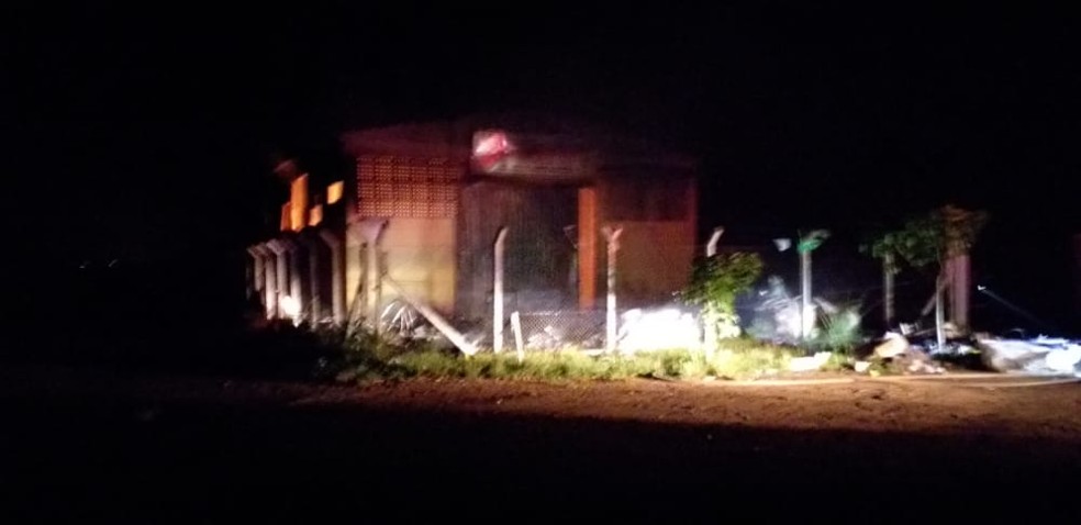 Fogo atinge barracão de reciclagem em Pirapozinho  — Foto: Willian Carvalho Pinto/Cedida 