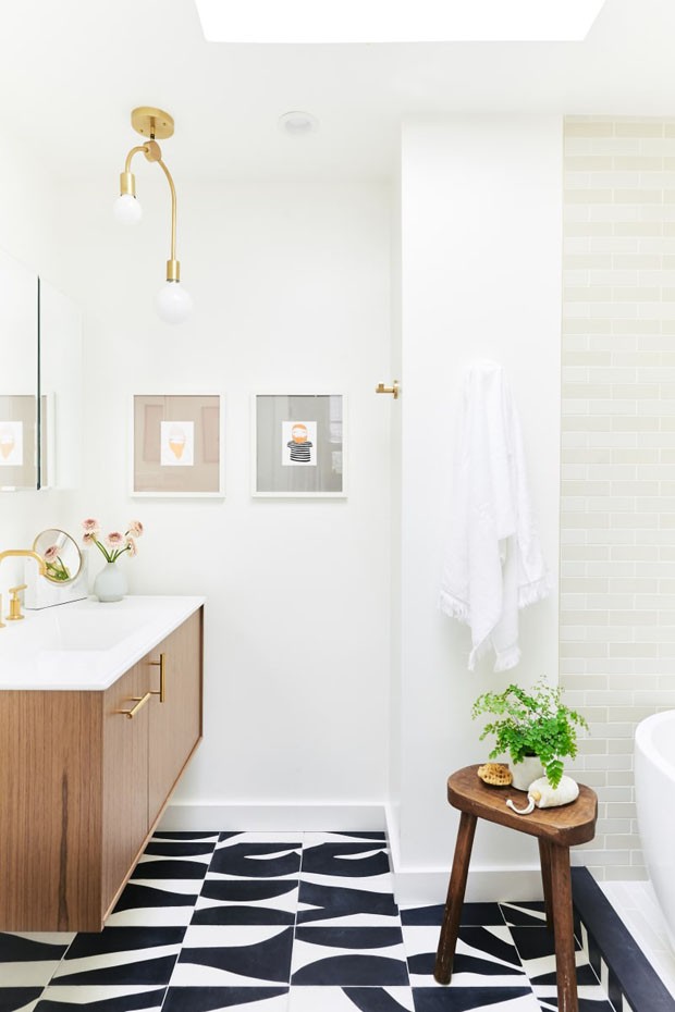 Décor do dia: banheiro com cores neutras e piso marcante (Foto: Colin Price)