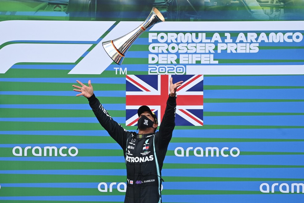 Lewis Hamilton comemora a vitória no GP de Eifel — Foto: Getty Images