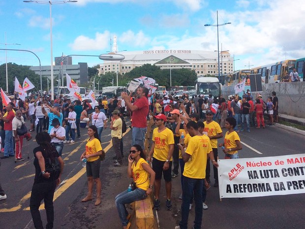 Manifestantes ocupam as pistas da Avenida ACM, em Salvador (Foto: Henrique Mendes/G1)