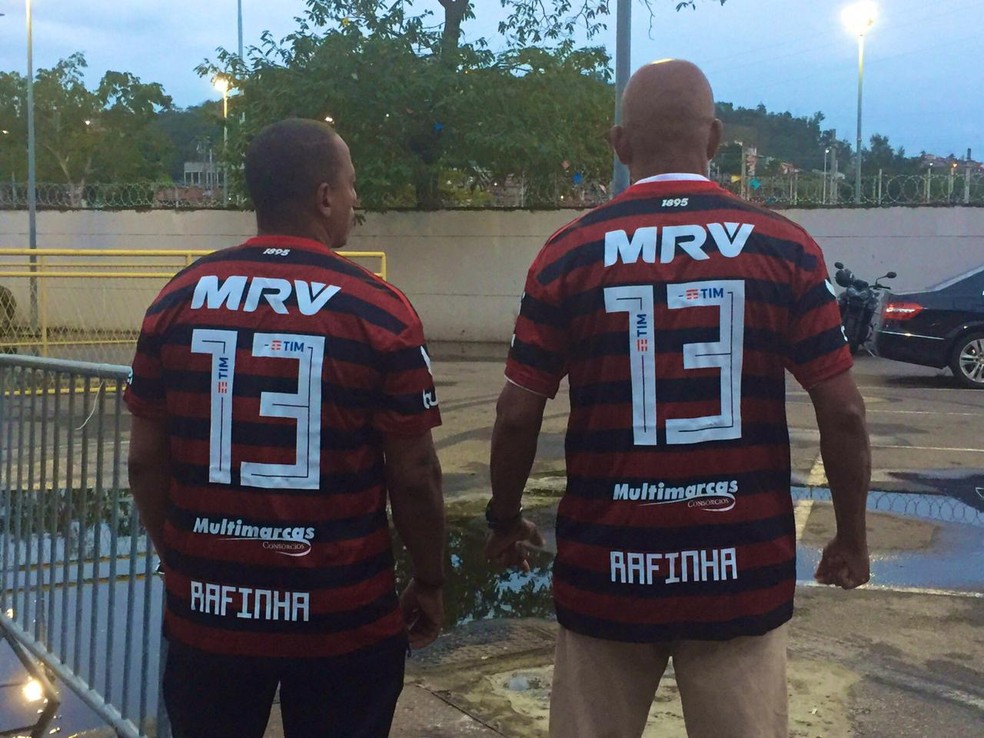 Garis ganharam camisa com nome e número do ídolo (ou seria fã?) Rafinha — Foto: Thiago Lima