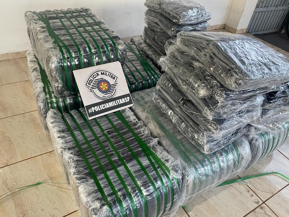 Carga avalia em R$ 300 mil foi apreendida nesta quinta-feira (12) — Foto: Polícia Militar
