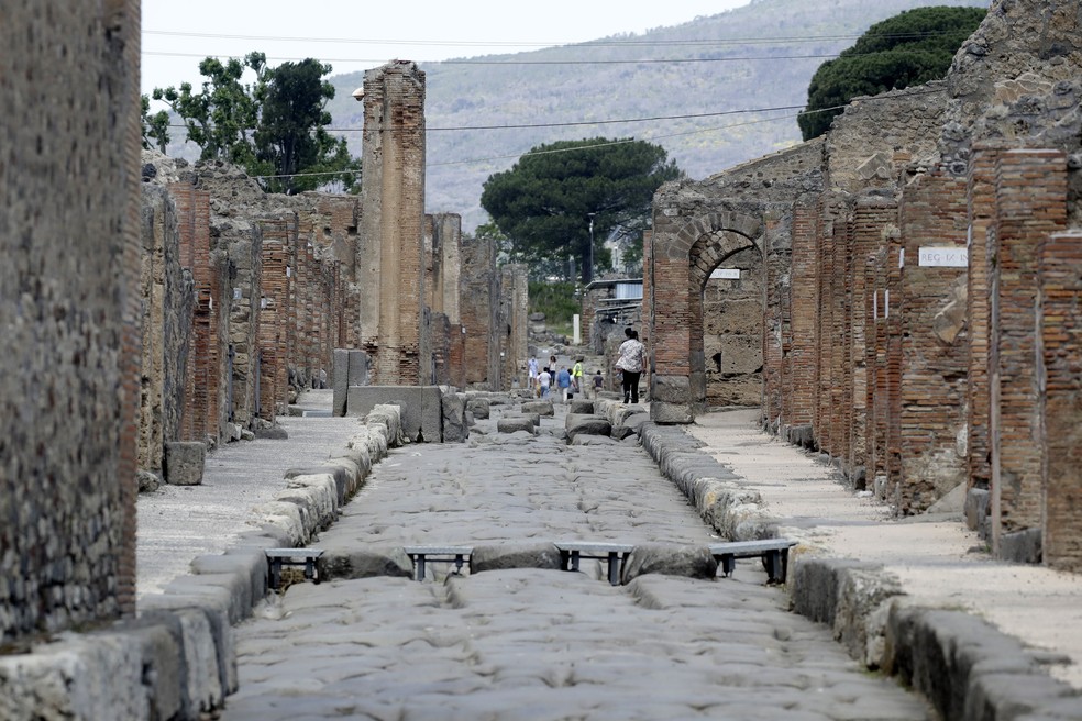 Visão de uma rua na cidade destruída de Pompeia, na Itália — Foto: Alessandra Tarantino/AP