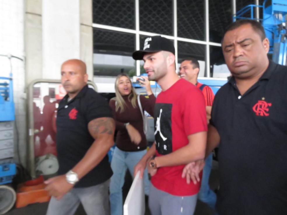 Thiago Maia chegou ao Rio de Janeiro na manhã deste domingo — Foto: Felipe Schmidt/GloboEsporte.com