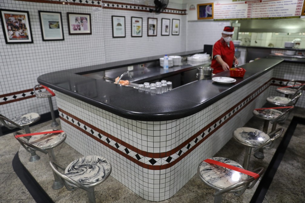 Padaria e restaurante bloqueia cadeiras para separar clientes &mdash; Foto: F&aacute;bio Tito/G1