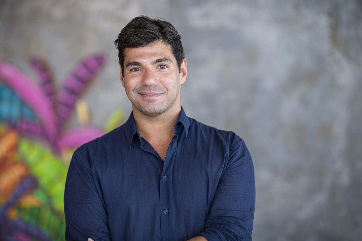 Felipe Bronze prepara hambúrguer especial em live do Receitas no Dia do