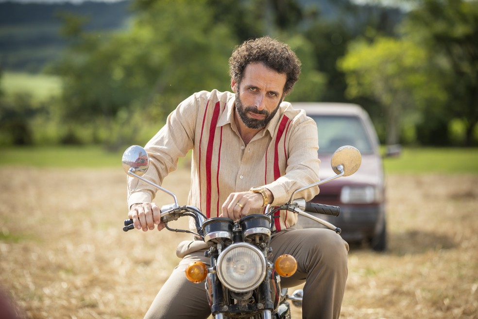 Cesar Ferrario é Adão, irmão de Ademir (Genézio de Barros), em 'A Dona do Pedaço' — Foto: TV Globo/João Miguel Jr.