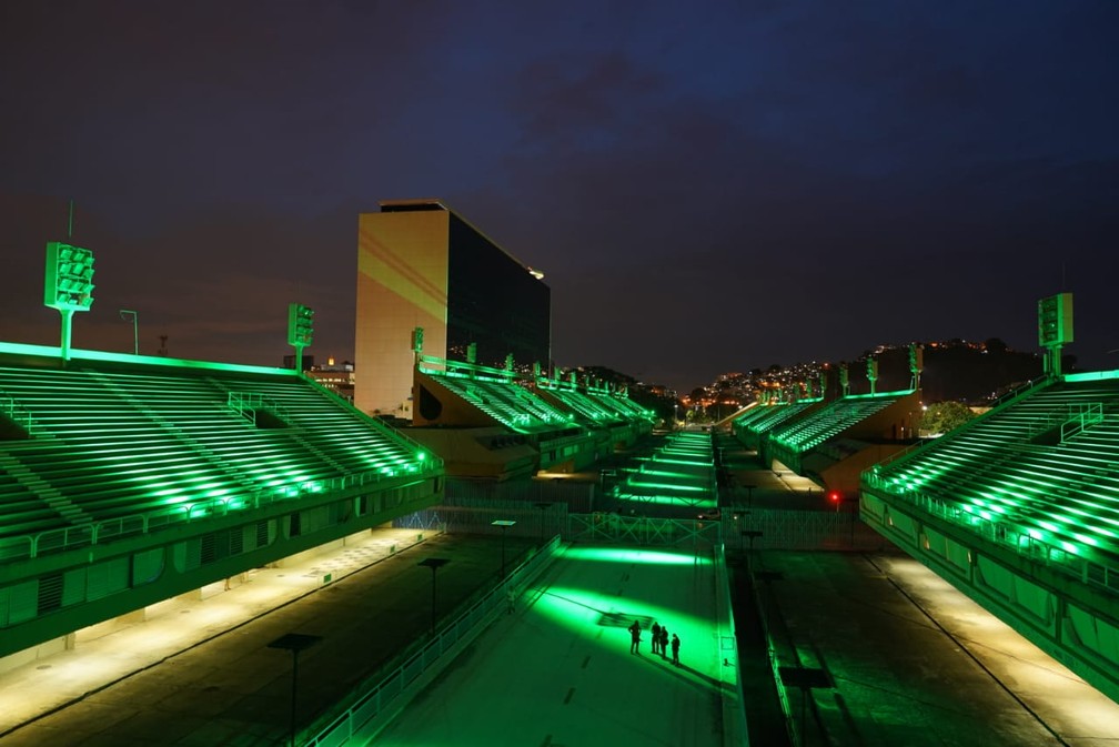 Avenida Sapucaí iluminada de verde — Foto: Marcos Serra Lima/G1