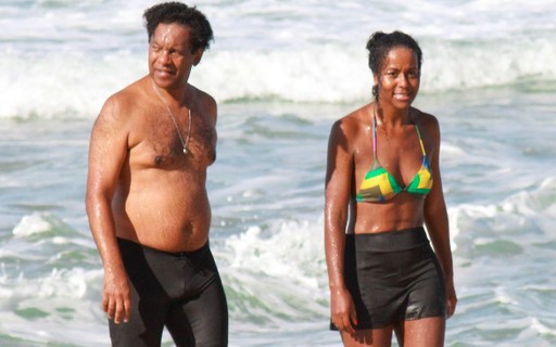 Maju Coutinho toma banho de mar em praia carioca ao lado do marido