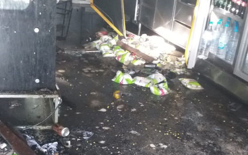 Conforme Corpo de Bombeiros, incêndio durou quase duas horas. Equipes precisaram ficar no local para rescaldo. Dona da loja diz que perda foi quase total. — Foto: Arquivo Pessoal