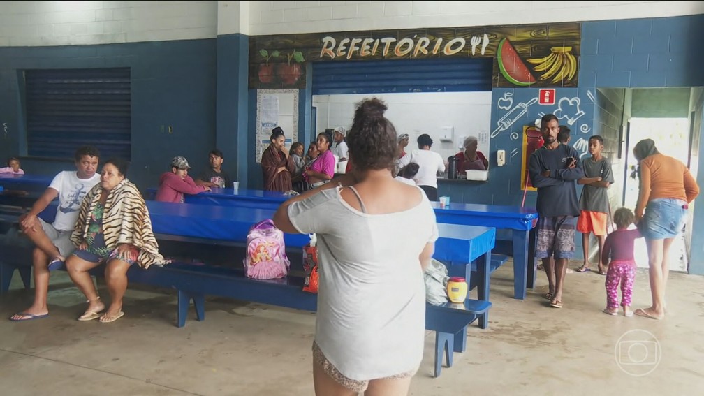 Desabrigados em abrigos no Guarujá — Foto: JN