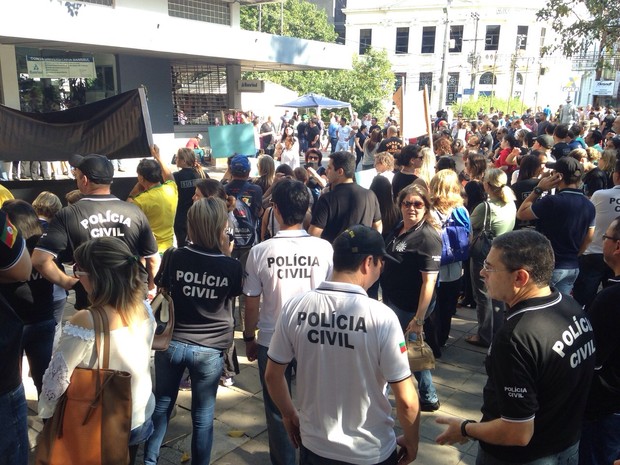 Servidores do estado protestam em Santa Maria, RS  (Foto: Bruna Taschetto/ RBS TV )