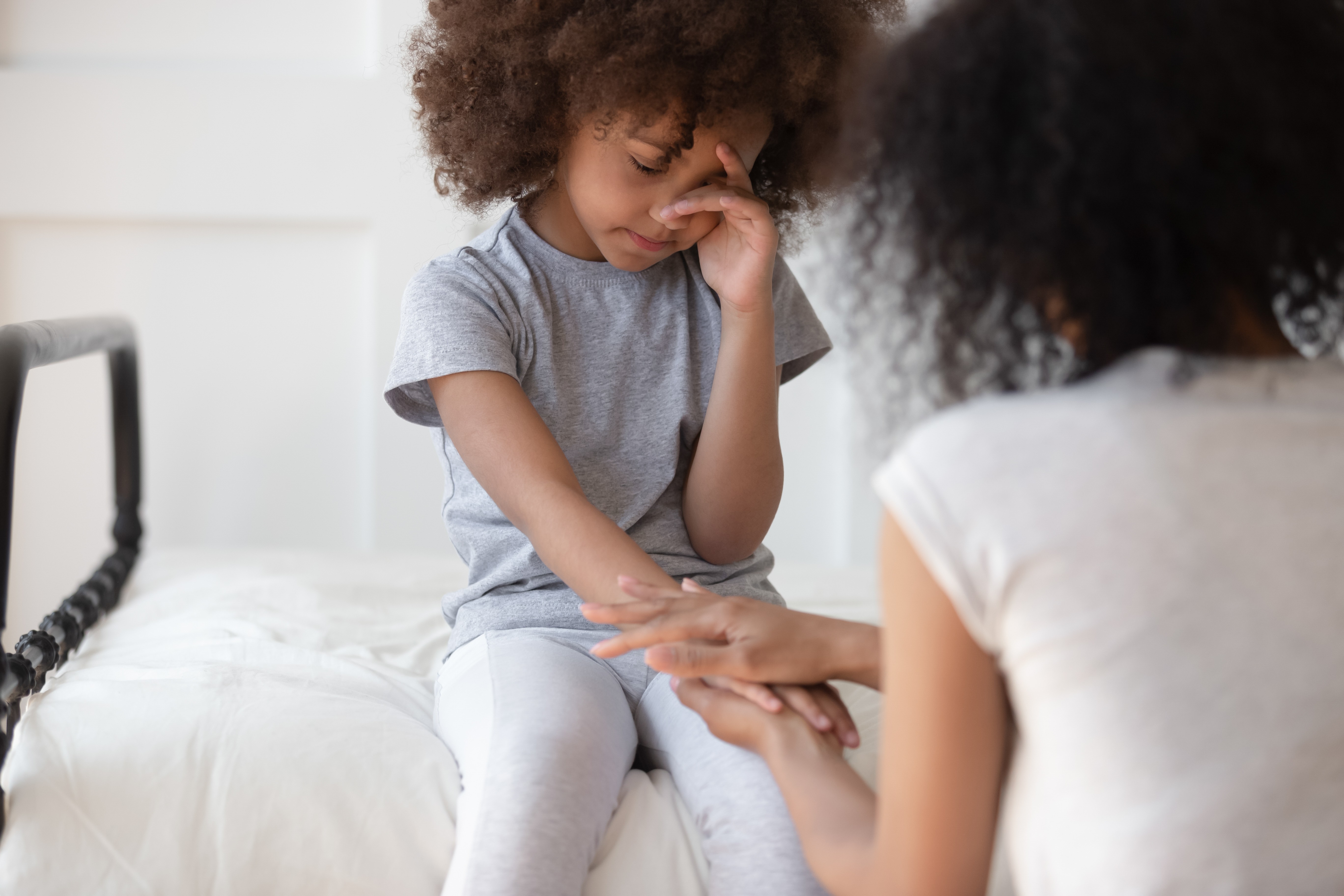 Criança conversando com a mãe (Foto: Getty Images)