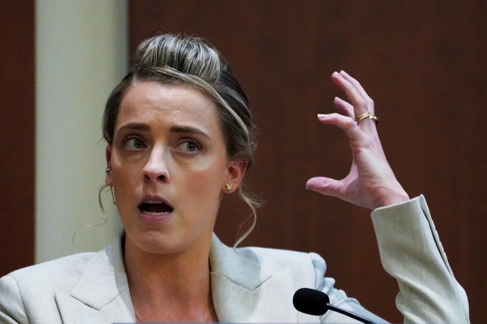 Whitney Henriquez gesticula enquanto descreve suposto ato de violência contra sua irmã, Amber Heard, por Johnny Depp, no Tribunal do Condado de Fairfax, Virgínia, EUA, em 18 de maio de 2022 — Foto: Kevin Lamarque / REUTERS