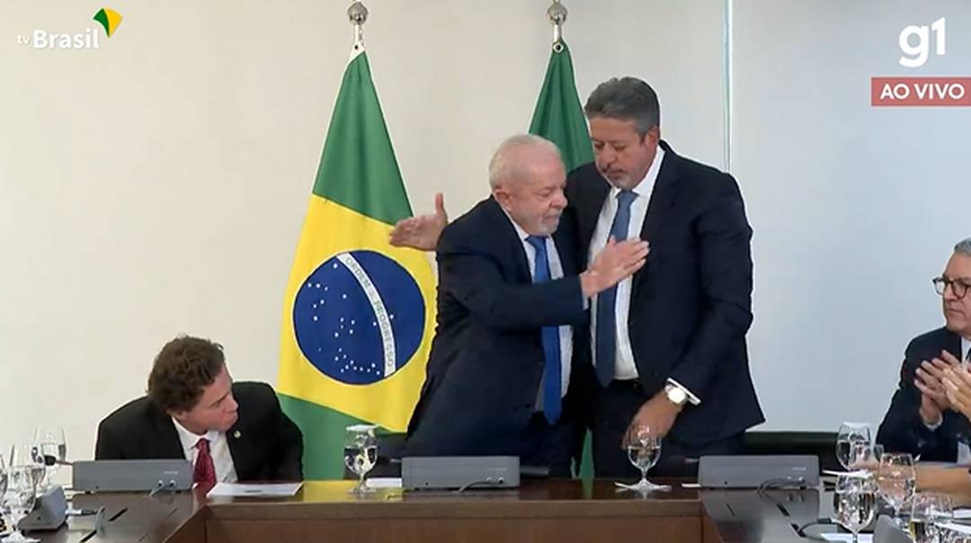Lula e Lira se abraçam