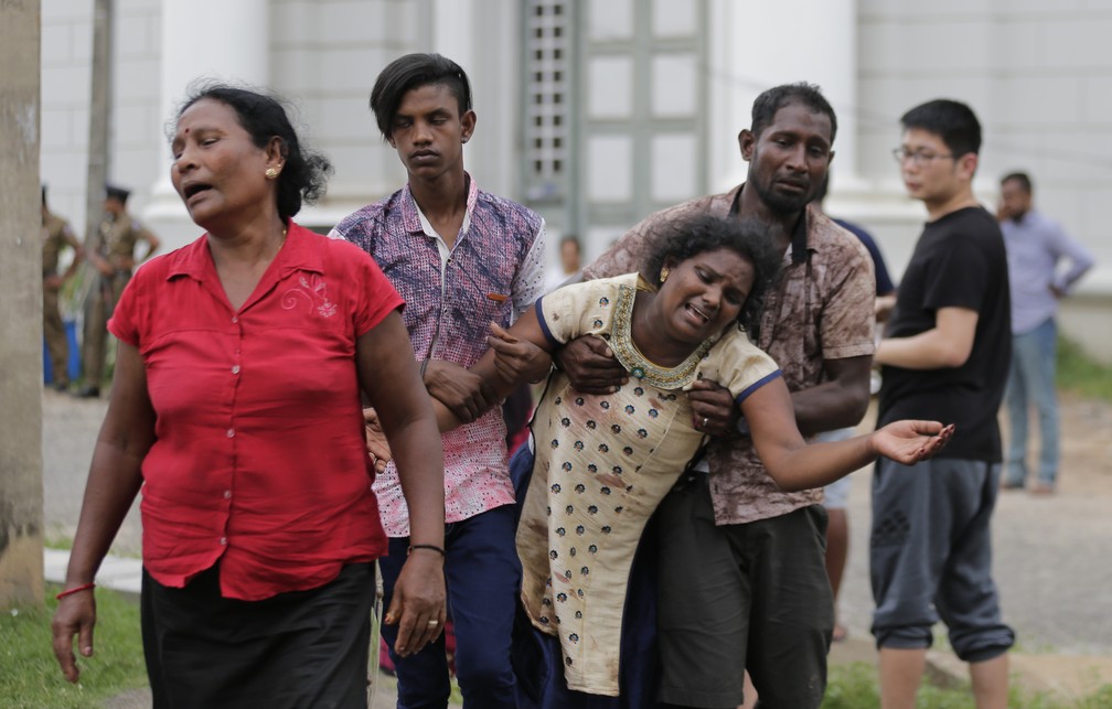 Pessoas reagem apÃ³s atentado a um templo em Colombo, Sri Lanka, neste domingo (21). â€” Foto: AP