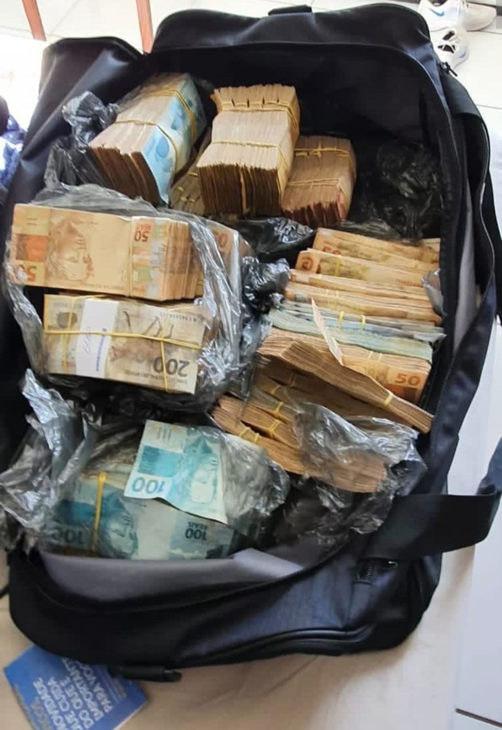 Parte do dinheiro que foi apreendido pela Polícia Federal na operação — Foto: Divulgação/PF