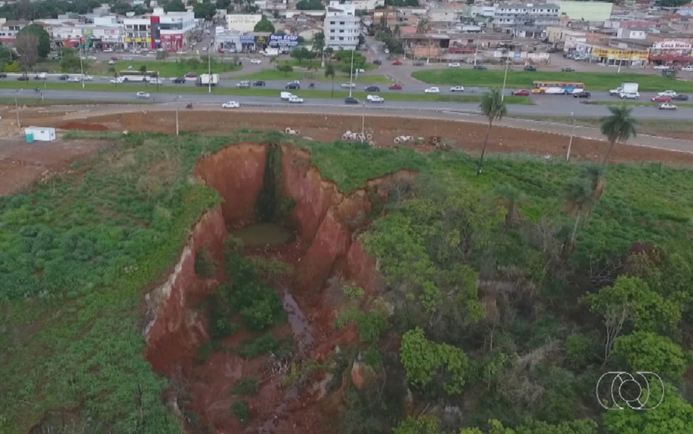 Voçoroca ameaça engolir rodovia em Valparaíso de Goiás — Foto: Reprodução/TV Anhanguera