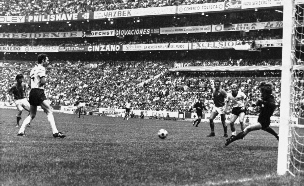 Beckenbauer, com o braço enfaixado, vê Rivera chutar para marcar o quarto gol da Itália (Foto: AP )
