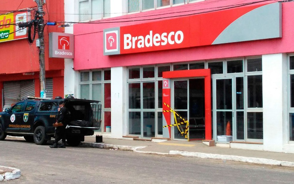 Agência do Bradesco foi atacada por bandidos (Foto: Fabrício Silva / TV Bahia)