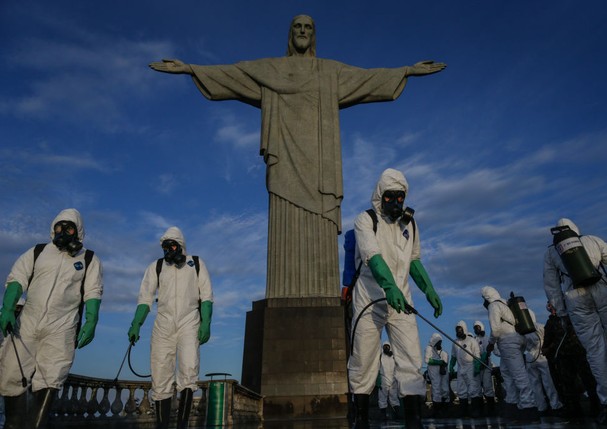 RIO DE JANEIRO, BRAZIL - AUGUST 13: Military personnel belonging to the Joint Command East disinfect the Sanctuary where the statue of Christ the Redeemer is located on August 13, 2020, in Rio de Janeiro, Brazil. The measure is part of a series of governm (Foto: Getty Images)