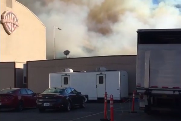 O vídeo compartilhado pelo ator Scott Eastwood, filho de Clint Eastwood, mostrando o fogo se aproximando dos estúdio da Warner Bros em Hollywood (Foto: Instagram)