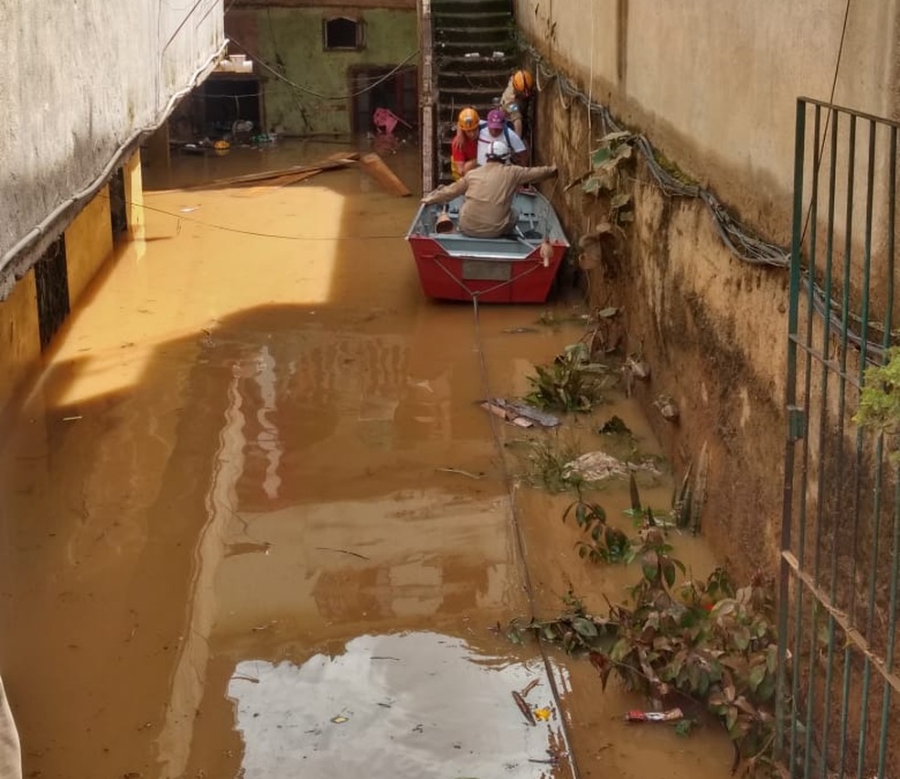 Cadeirante teve de ser removido da própria residência através de um bote — Foto: Divulgação/Corpo de Bombeiros
