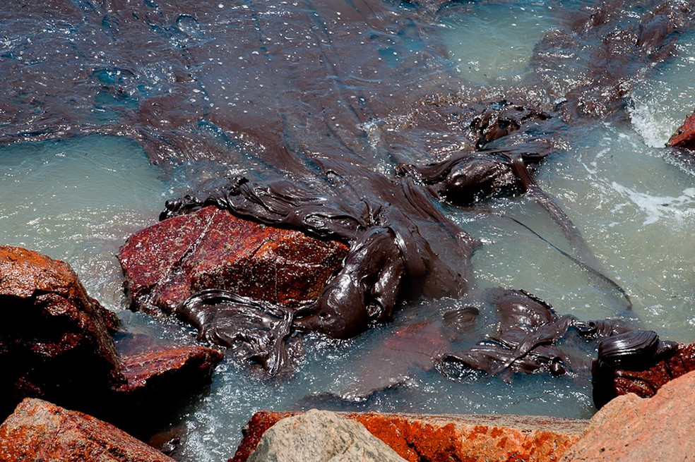 25 de setembro - Manchas de óleo são vistas em pedras no litoral do estado de Sergipe — Foto: Governo de Sergipe via AP/Arquivo