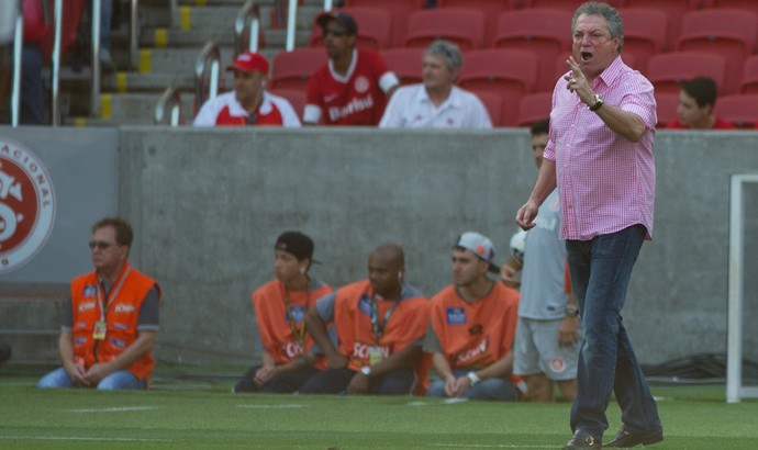 Abel Braga orienta o time contra o Fluminense (Foto: Alexandre Lops/Inter)